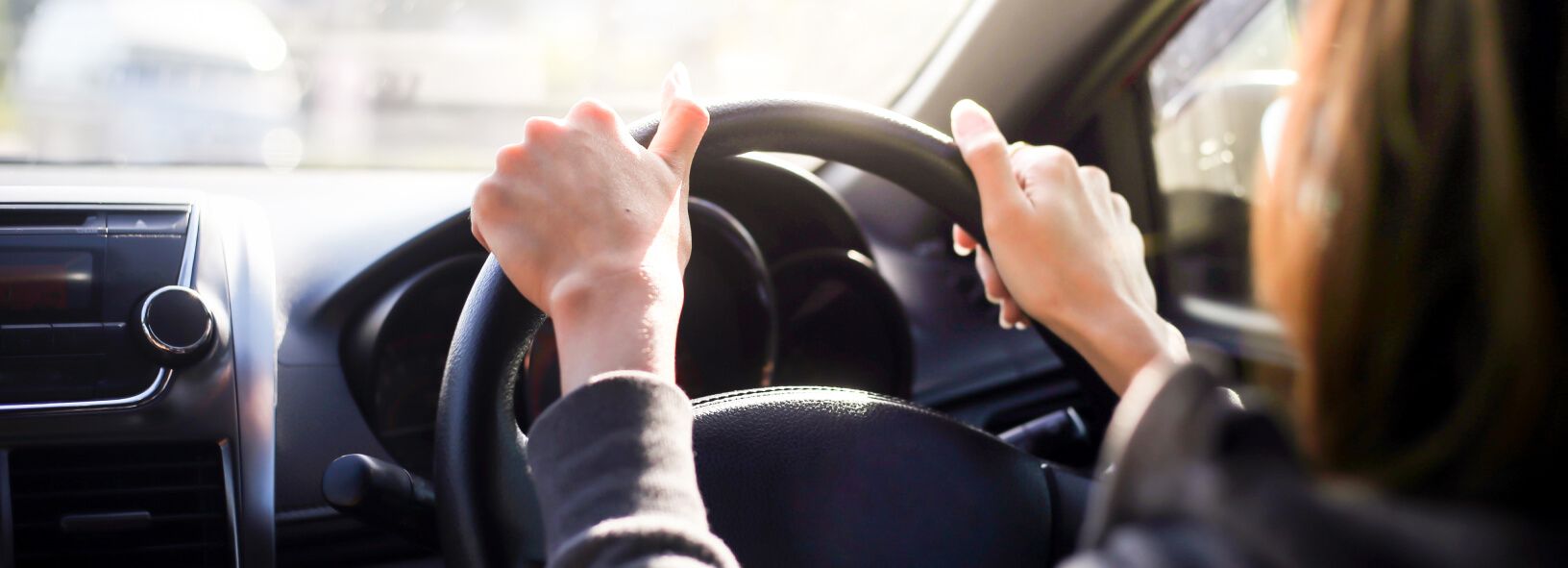 Eine Frau fährt Auto